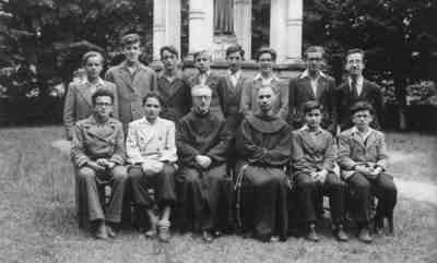 Briveko Frantziskotarren seminarioan, 3. eta 4. ikastaroak : 1947-48. Manex lehen lerroan jarrita, eskuinetik bigarrena.