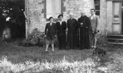 Briveko Frantziskotarren seminarioan, Manex ezkerretik bigarrena, txapelarekin. 1951